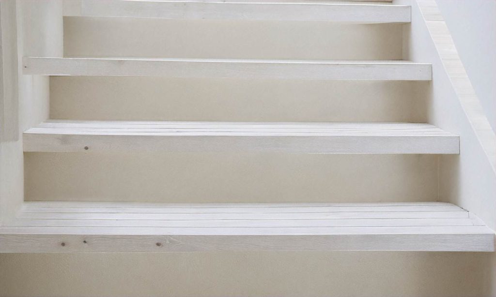 Białe schody drewniane