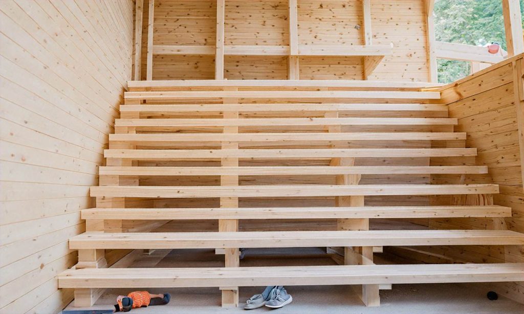 Budowa schodów drewnianych